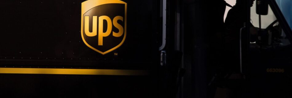 L'immagine mostra un furgone ups con dentro un ladro alla guida che vuole truffare i clienti e gli utenti del web con il furgone UPS.