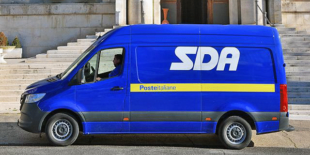 Nell'immagine viene mostrato un corriere sda con un pilota alla guida del veicolo che lavora per poste italiane