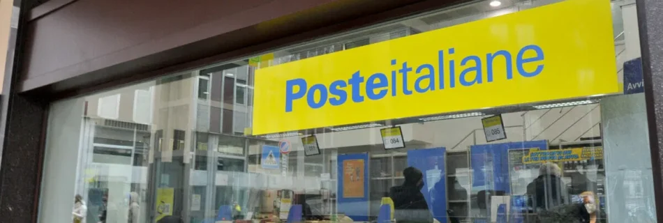 L'immagine mostra un ufficio di poste italiane e nella descrizione si parla dell'addio dell''applicazione BancoPosta con sostituzione dell'applicazione Poste Italiane.