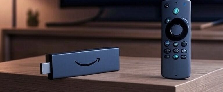 L'immagijne mostra fire tv stick amazon e telecomando pronto all'uso.
