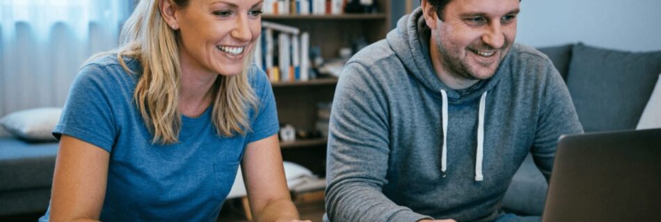 L'immagine mostra due persone che cercano approcci online da una possibile truffa social.