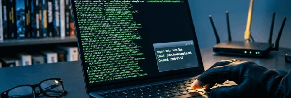L'immagine mostra un hacker alla ricerca di un dominio falso con un OSINT.