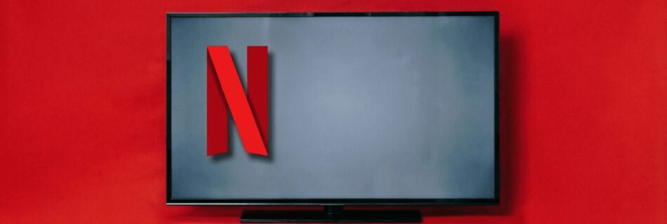 L'immagine mostra il logo di netflix dentro una smart tv.