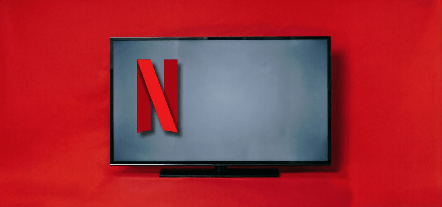 L'immagine mostra il logo di netflix dentro una smart tv.