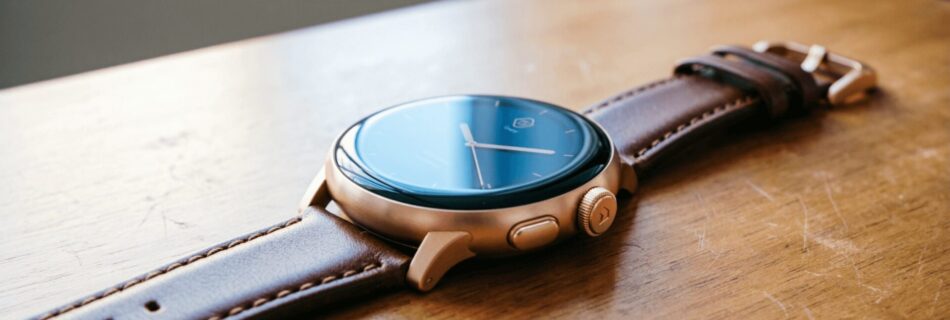 L'immagine mostra uno smartwatch su una scrivania.