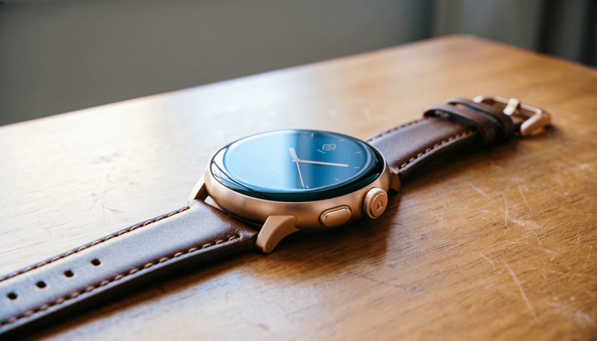 L'immagine mostra uno smartwatch su una scrivania.