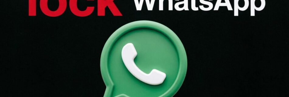 L'immagine mostra il logo di whatsapp con il simbolo di blocco dalle truffe piu comuni.