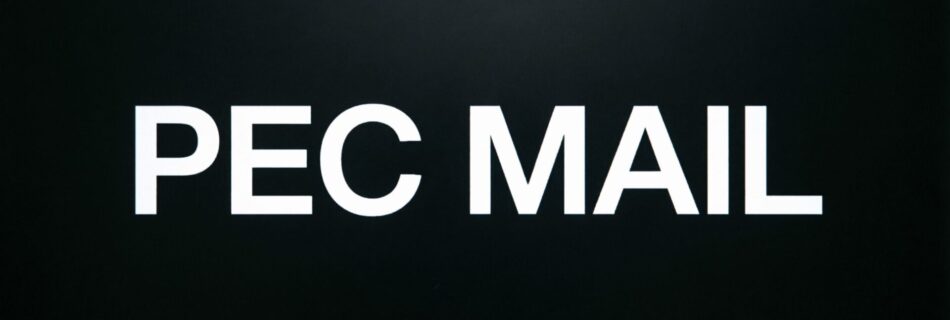 L'immagine mostra il logo con scritto pec mail.