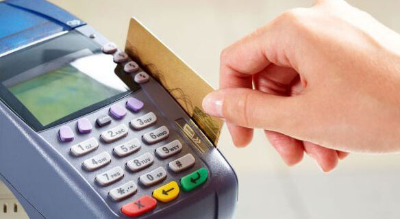 L'immagine mostra un pos e una carta in fase di acquisto pagando con pos economico.