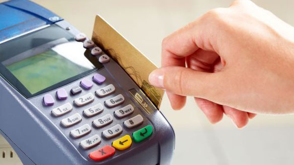 L'immagine mostra un pos e una carta in fase di acquisto pagando con pos economico.